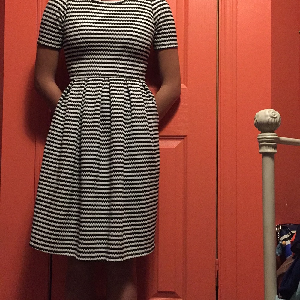 XS Amelia LuLaRoe white and blk stripes